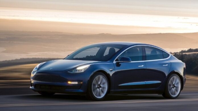 w02-114820TeslaModel32018